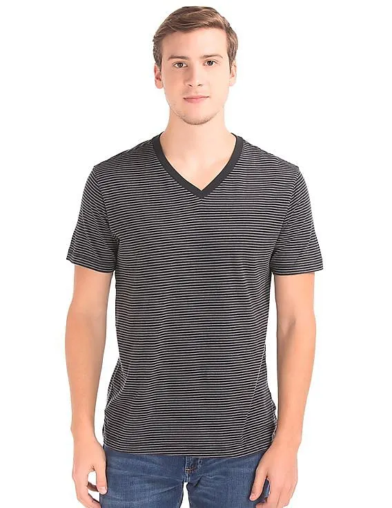 GAP Men Black Essential Pinstripe V-Neck Tee