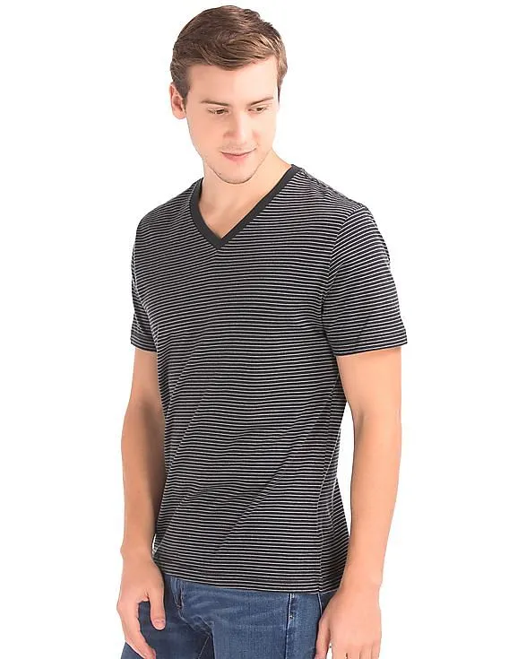 GAP Men Black Essential Pinstripe V-Neck Tee