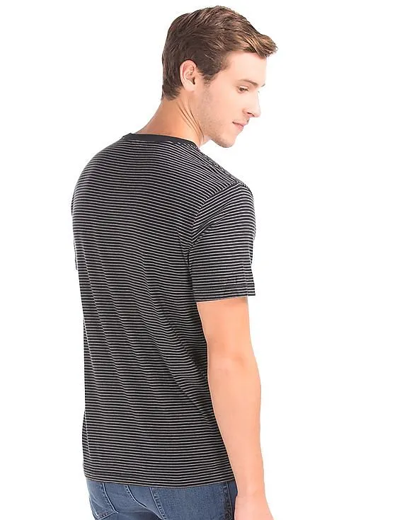 GAP Men Black Essential Pinstripe V-Neck Tee