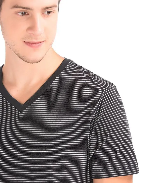 GAP Men Black Essential Pinstripe V-Neck Tee